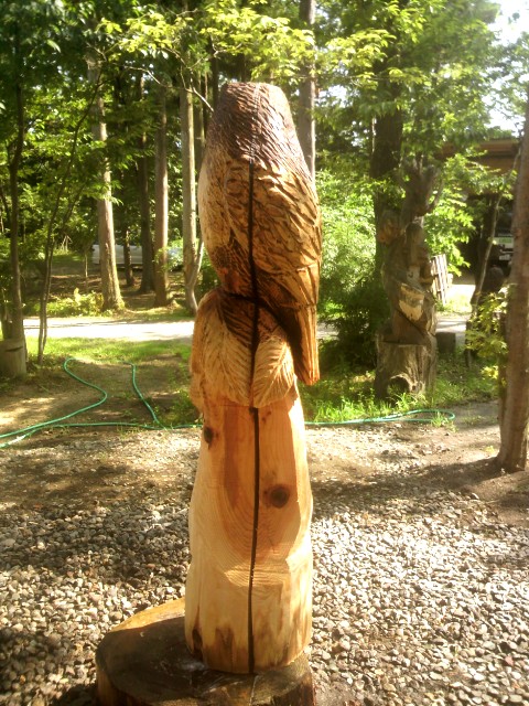 森の楽園(R)仙台・蔵王・フクロウ: ふくろう彫刻チェーンソーアート 玄関でお出迎え